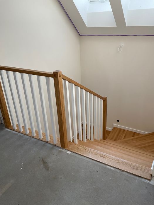 Schody drewniane dębowe lite zabiegowe, proste, podesty, parapety