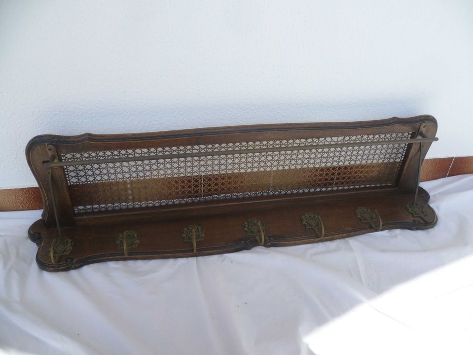 Cabide para casacos e chapéus é Original da Alemanha em madeira escura com palhinha e do Século XIX - XX
