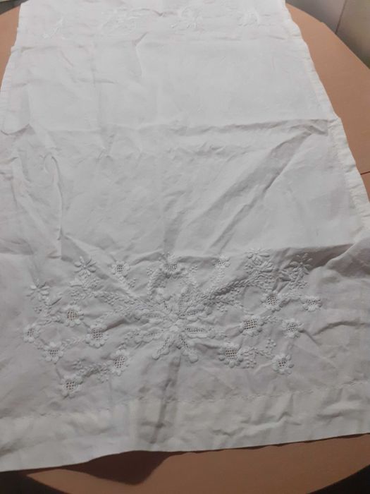 Pano branco em linho, com bordado à mão