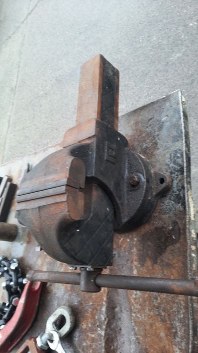 Продам тіски слісарні