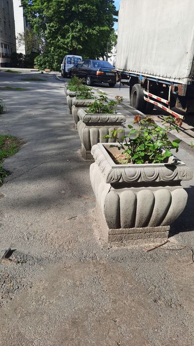 Паркосадова скульптура вази