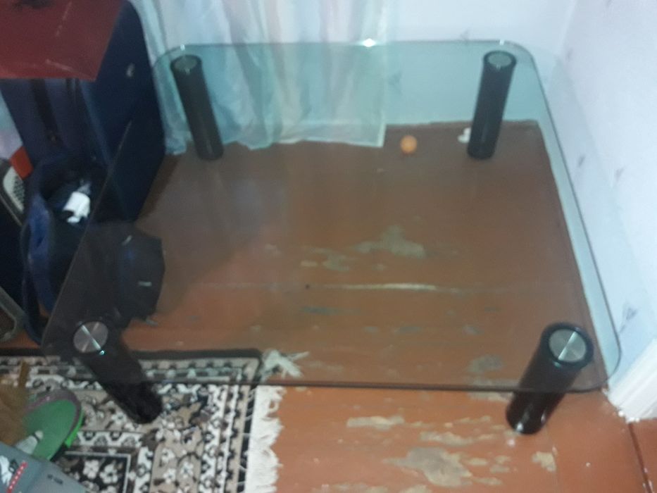 Стол стеклянный.