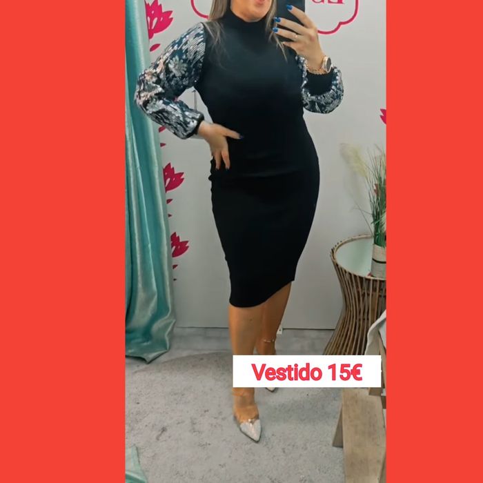 Vestido em malha preta, com mangas compridas em ganga com lantejoulas.