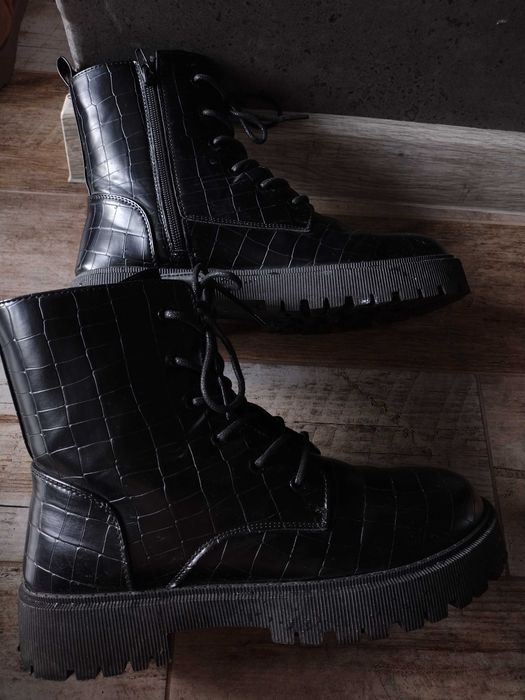 Buty czarne wiązane 39