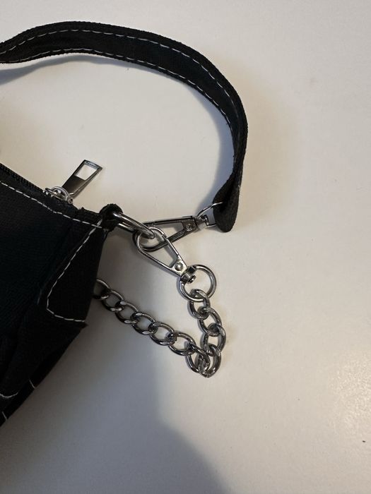 Стильна сумка-багет у стилі Y2K з ланцюжком та пряжкою
