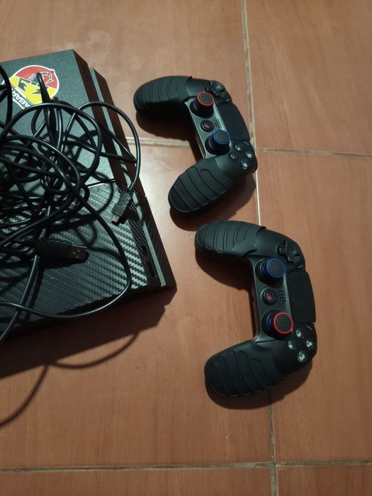 Ps4 1TB com dois comandos