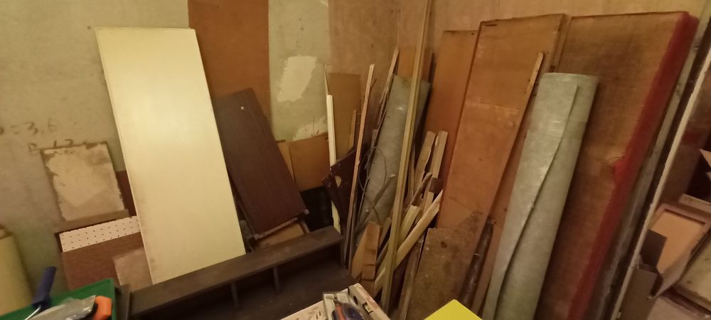 Дрова мебель разломанная