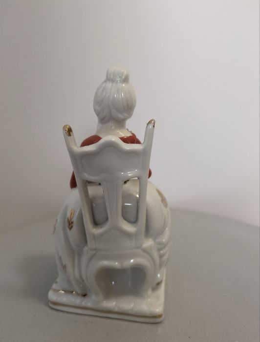 Figura de Porcelana – Senhora Clássica a Ler