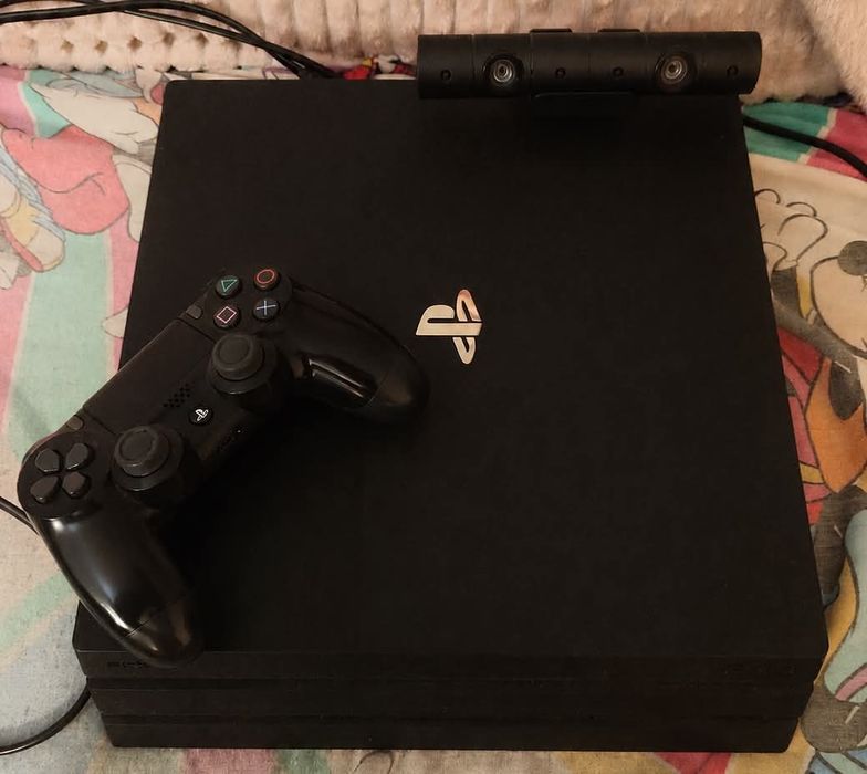 PlayStation 4 Pro 1 TB + DualShock 4 + Kamera PlayStation
