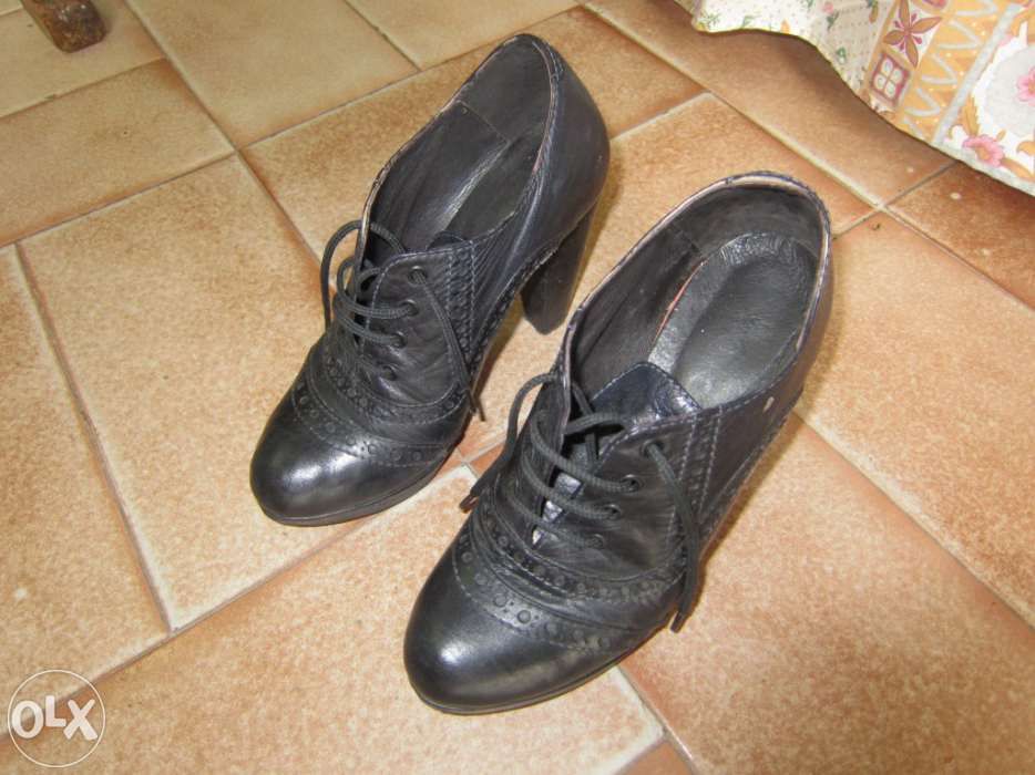 Sapatos pretos de tacão tamanho 36