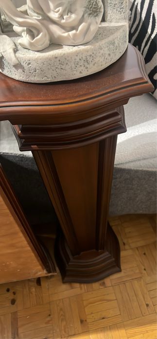 Coluna de mogno com estatua e espelho