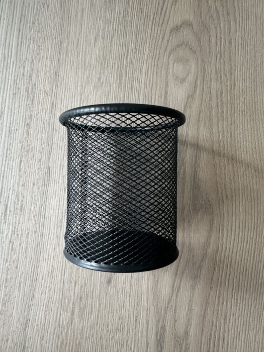 Metalowy pojemnik na długopisy
