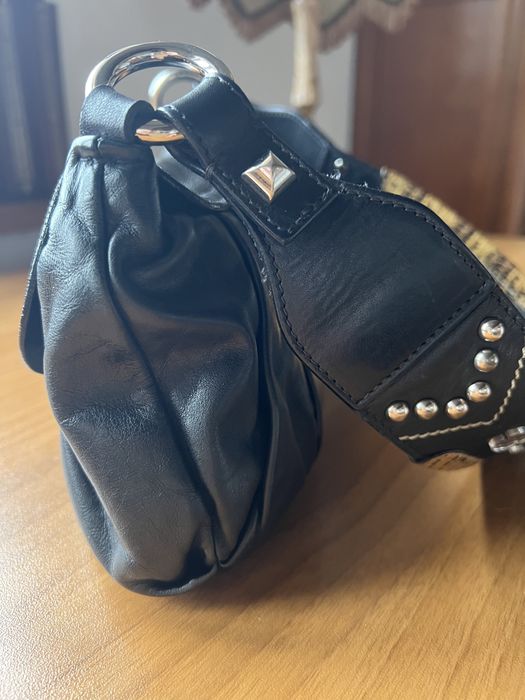 Czarna skórzana torebka Prady