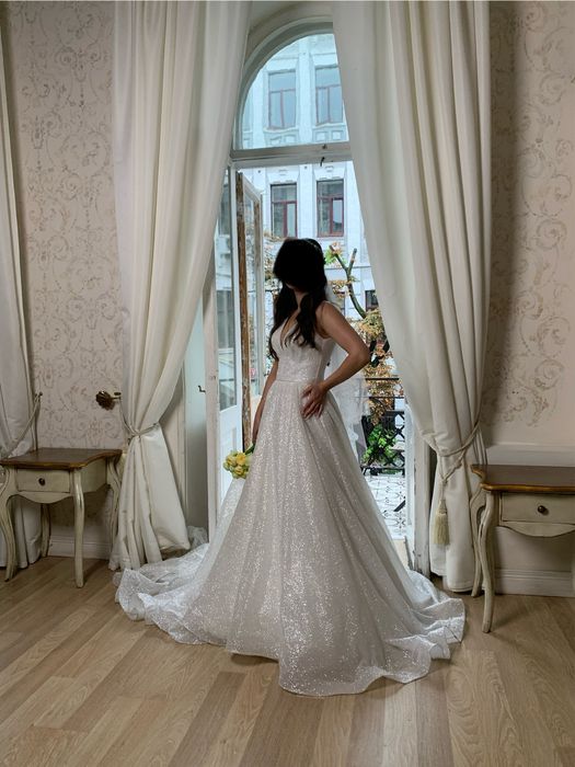 Весільна сукня білого кольору