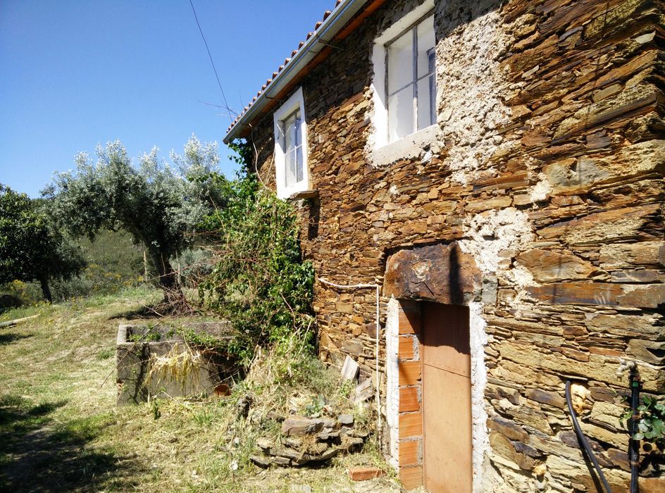 Terreno rústico com casa - Padrão Almaceda
