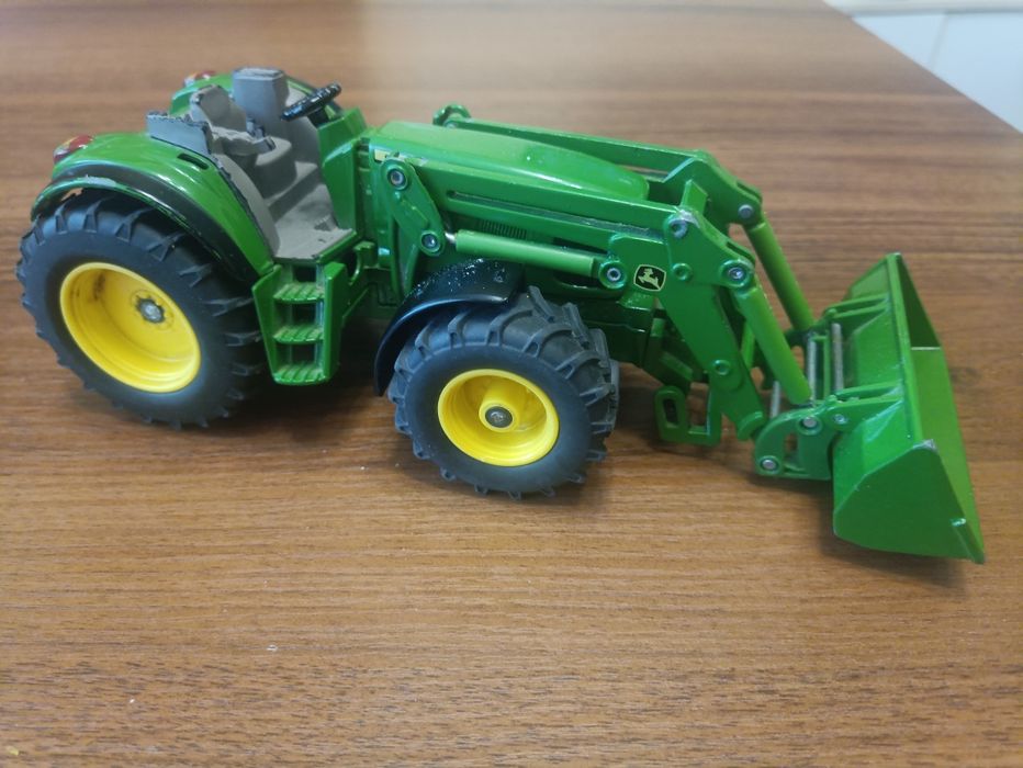 Продам трактор іграшковий металевий Siku John Deere 6820
