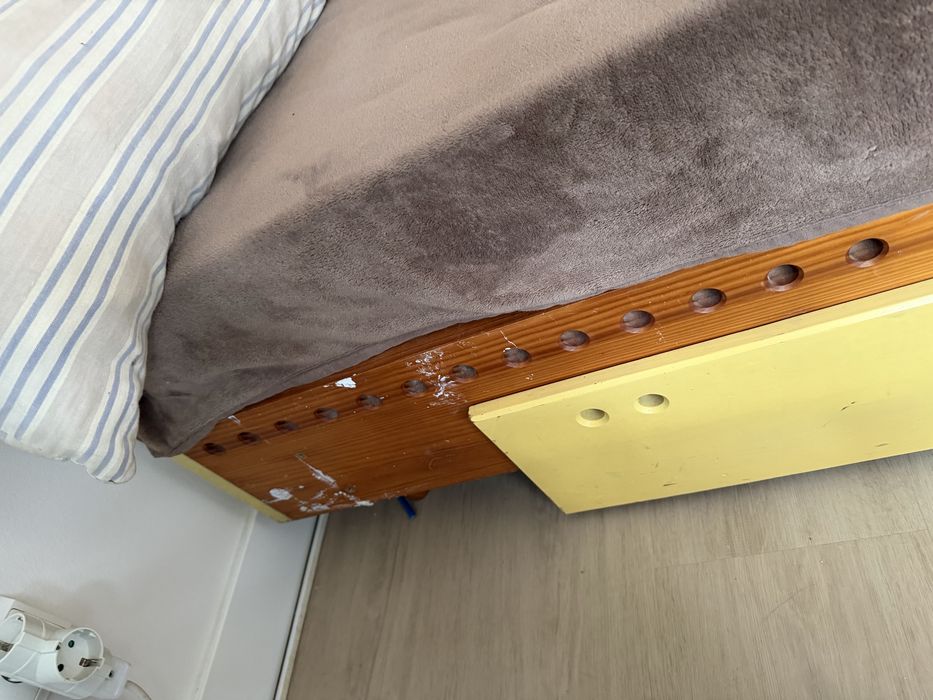 Cama com gavetas madeira + amarelo