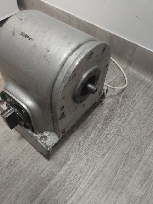 Sprzedam sprawny silnik elektryczny.