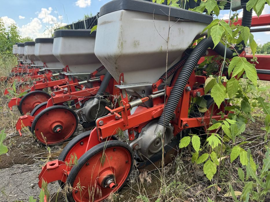 Пропашна сівалка KUHN Planter 2 8 рядна