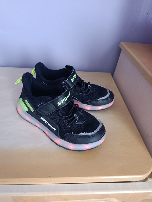 Лед кросівки розмір 33