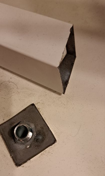 Uszkodzona Lampa podłogowa stojąca do salonu z dużym metalowym kloszem