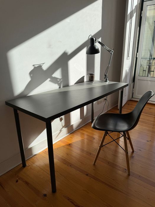 Secretária cinzenta e cadeira preta IKEA em ótimo estado