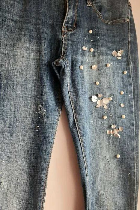 Calças ganga com pérolas e brilhos