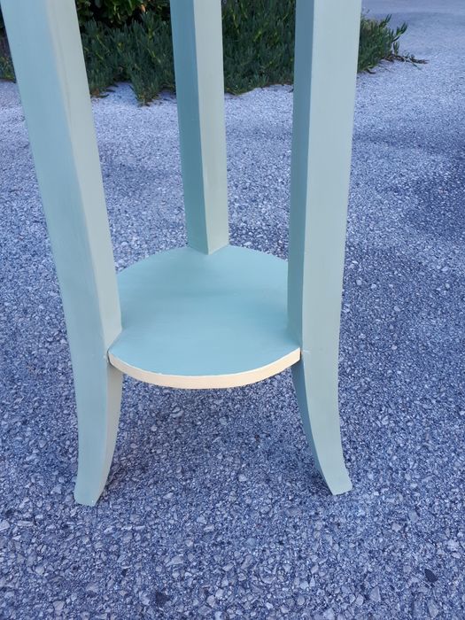 Floreira antiga pintada à mão. Cor verde azeitona e amarelo