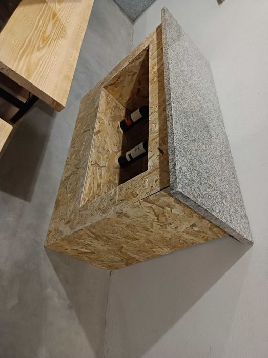 Aparador em madeira, com pedra personalizada