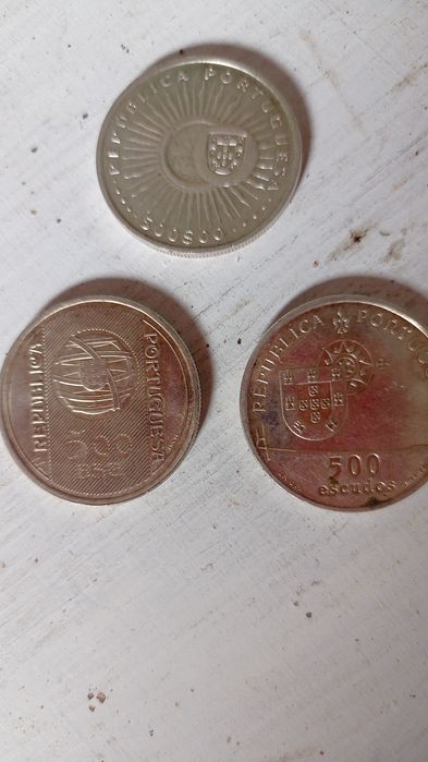 Três moedas de escudos