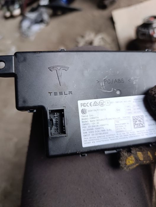 Блок взаимодействия с коючом Tesla Model 3 . Y 2020->г Оригинал.