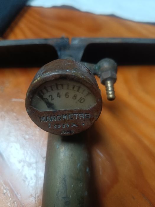 bomba de ar em metal