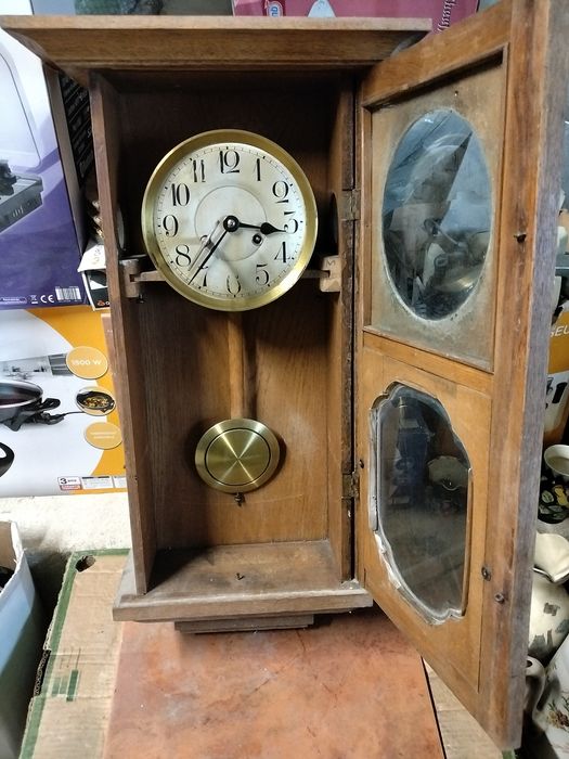 Relógio de madeira antigo