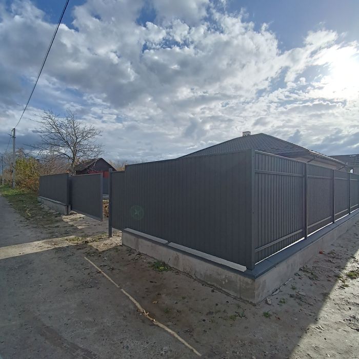 Монтаж огорожі, забору з профнастилу.