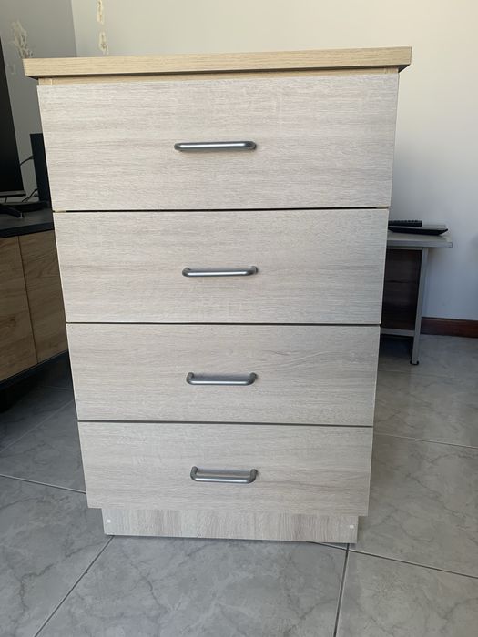 Cómoda com 4 gavetas