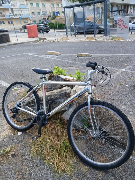 Bicicleta com componentes Shimano revista e pronta a andar