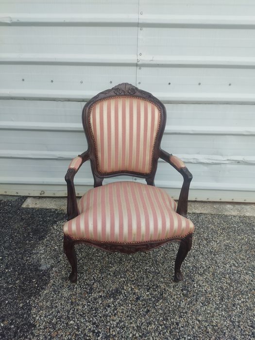 Cadeira antiga as riscas