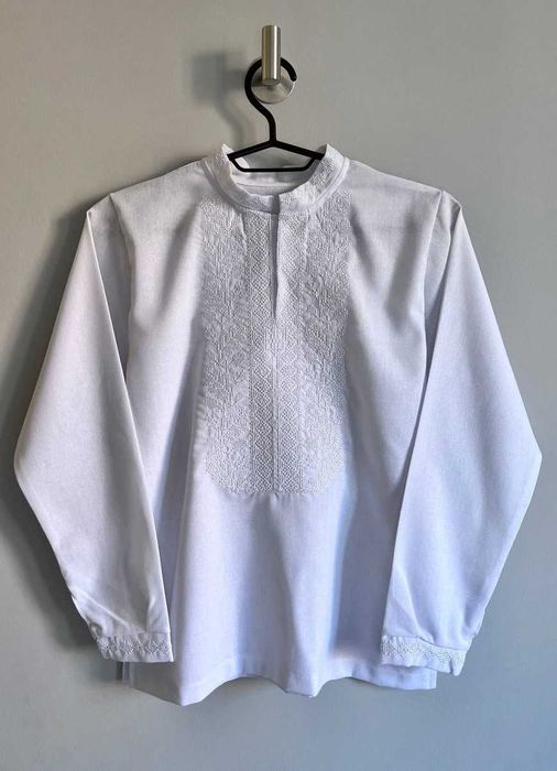 Святкова біла дитяча вишиванка для хлопчика в школу з довгим рукавом