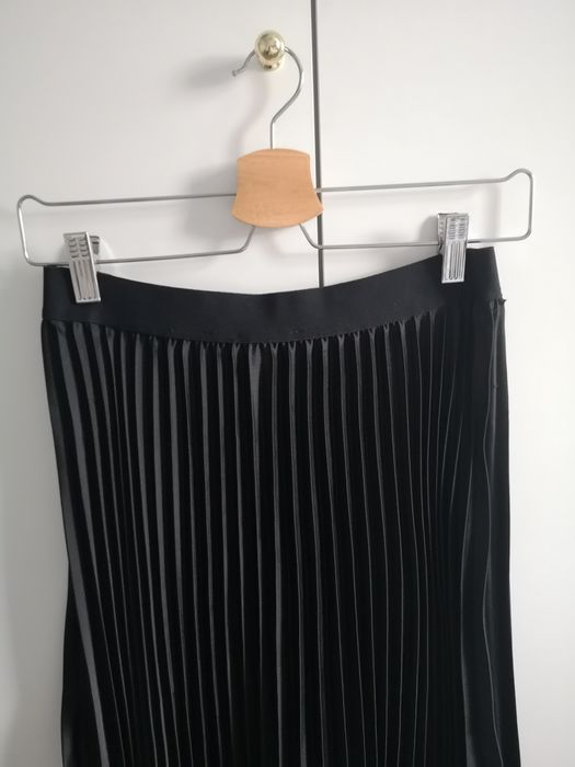 H&M czarna satynowa plisowana spódnica midi | old money | minimalistyczna | r. S