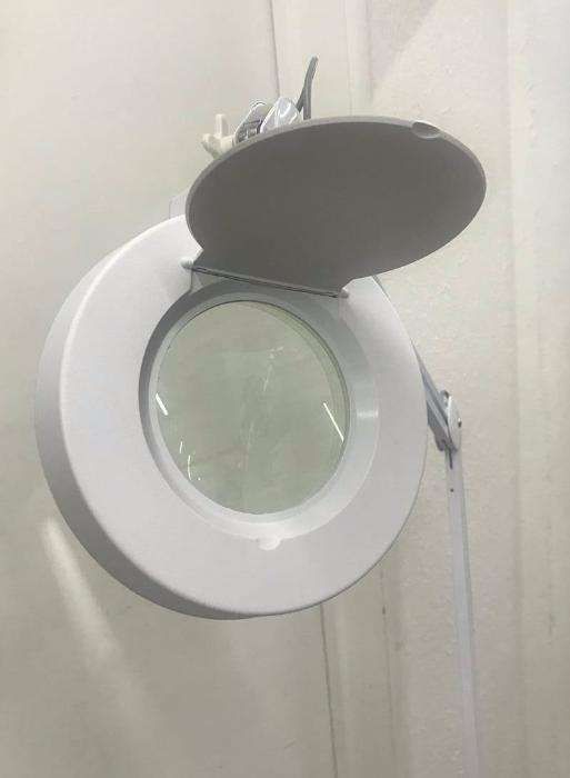 Lupa c/ Luz 5 Dioptrias Articulada Novas Estética