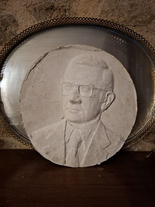 Baixo relevo em gesso General Eanes