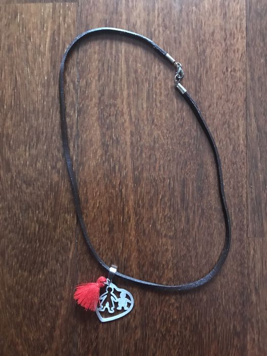 Colar com medalha de 2 crianças