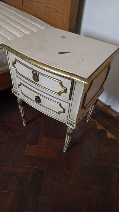 Mesa de cabeceira antiga estilo clássico/romântico