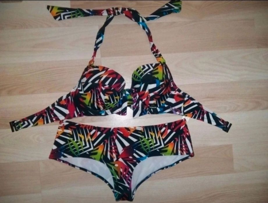 Strój bikini damski dwuczęściowy strój do opalania 75C

Strój kąpielowy do opalania
Piękny wzór
Rozmiar miseczki 75 C
Rozmiar majtek L

Wysokość majte