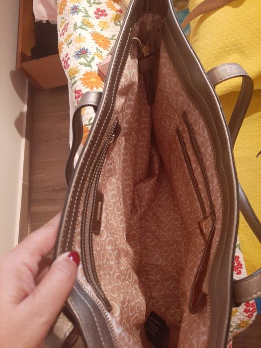 Mala de senhora em bronze. Guess