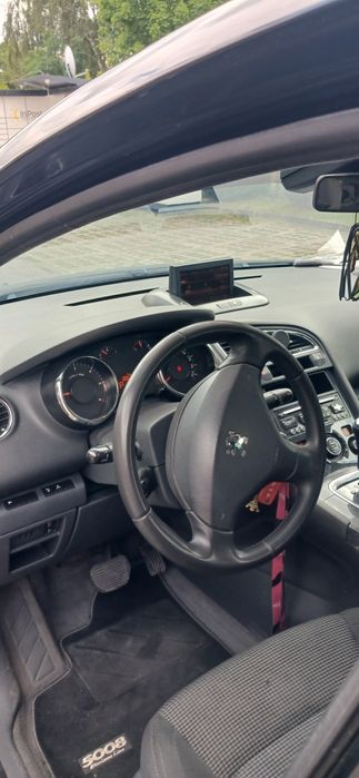 Peugeot  5008...