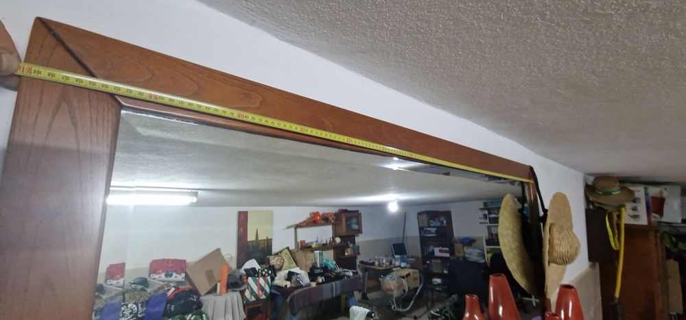 Espelho com moldura em madeira