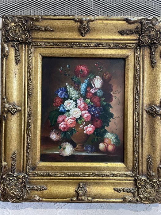 Kwiaty letnie w wazonie w pieknej drewnianej ramie