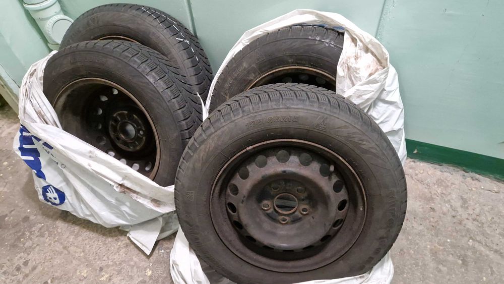 Komplet opon zimowych na felgach stalowych 196/65R15 91T + kołpaki