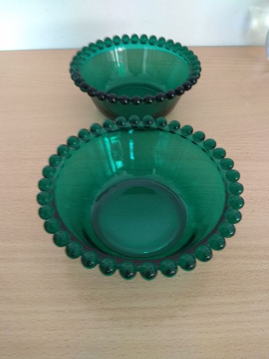 Dwie zielone paterki. Antyki. Z kulkami szkła przy wlewie.